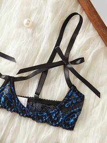 Bộ đồ lót gợi cảm màu đen và xanh navy gồm áo ngực khoét lỗ hình trái tim và quần lót họa tiết bướm, nhẹ nhàng, quyến rũ dành cho nữ. - Nhiều màu - Xem 4