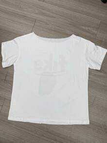 女款春夏 Y2K 时尚休闲音乐节狂欢节草莓字母印花大领口斜肩 T 恤