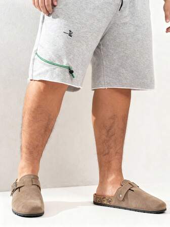 男士休闲纯色宽楦穆勒鞋，舒适防滑耐磨软底，圆头设计，舒适织物鞋面，PVC鞋底，套脚式设计，适合全年户外活动。