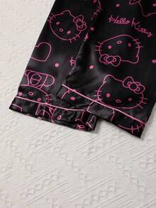 Sanrio Hello Kitty 2026 絲綢睡衣套裝，短袖前開扣翻領蝴蝶結卡通可愛款，前開扣口袋對比飾邊 - 黑色 - 查看 5