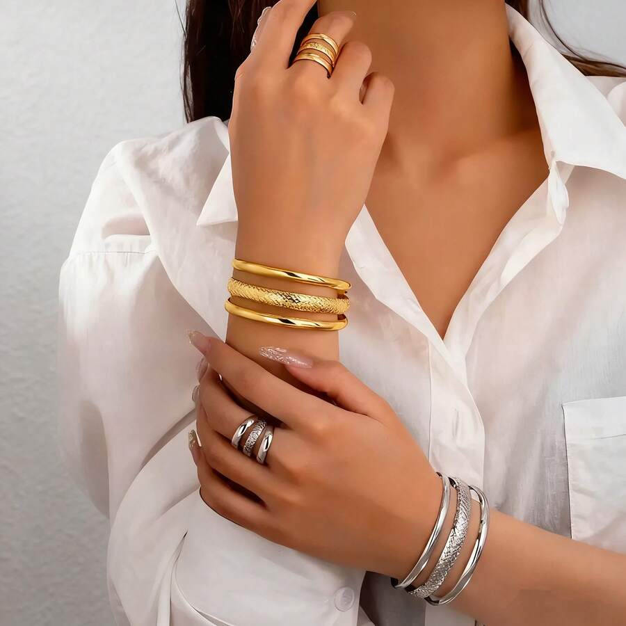 Bracelet And Ring Set Featuring A Three-Ring Design And Exquisite Embossed Carvings. - Ouro + Prata - View 1