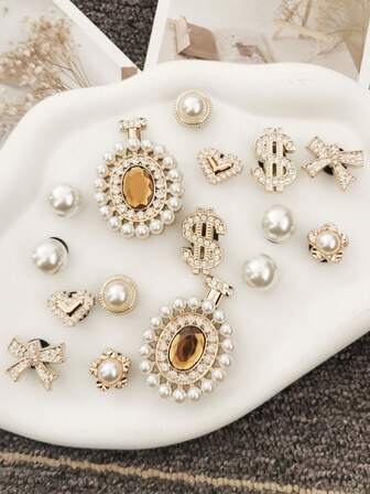 16 PIEZAS Estilo Y2K Adornos dorados de resina con lazo y signo de dólar para decorar zapatos - Hebillas con forma de corazón, flores, botellas de perfume, etc. Accesorios multifuncionales para mujeres y niñas - Decoraciones removibles para sandalias, bolsos, fiestas (Zapatos no incluidos)