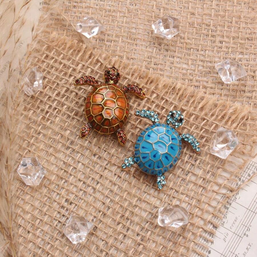 Turtle Brooch , Gold-Toned Craft With Blue & Red Enamel Shells, Clear Rhinestone Accents & Intricate Scale Detail, Adorable Nautical Statement Accessory For Fashion Enthusiasts, Ideal For Outfits, Bags & Styling - 藍色 - 查看 1