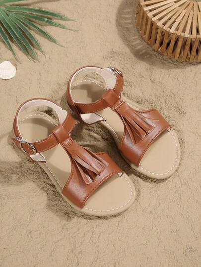 Một đôi dép xăng đan kiểu La Mã dành cho trẻ sơ sinh và trẻ nhỏ, được làm từ vải denim tua rua với đường may chắc chắn, quai đeo vai đôi, quai sau co giãn, mũi tròn, hở mũi, đế bằng, chống trơn trượt, dép đi biển thời trang và dễ thương, phù hợp cho bé trai và bé gái từ 3 đến 15 tuổi để đi chơi hàng ngày, đi nghỉ mát và tụ họp. Giày dép mùa hè mới dành cho bố mẹ và con cái.