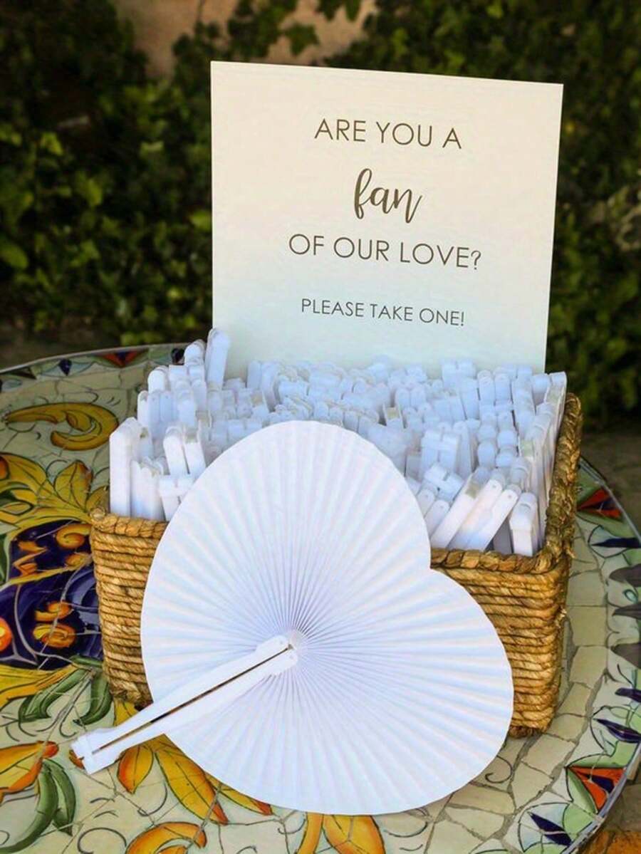 1/50 piezas Abanicos de papel blanco plegables, adecuados para bodas. Los abanicos plegables blancos presentan un patrón de origami con forma de corazón, lo que los convierte en una decoración ideal para los invitados de la boda, así como adecuados para fotografía nupcial, recuerdos de fiesta, recepciones y ceremonias de boda. Como parte de la serie de accesorios para bodas, estos elegantes abanicos plegables de mano hechos de papel son el regalo perfecto para la temporada de regreso a clases del verano.
