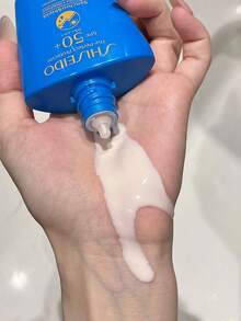 Shiseido [Mini] Perfect UV Protector SPF50+ PA++++ 15ml / 同步防護熱活化版 / 超防水 / 注入同步防護修復技術，在接觸熱、水和汗水時形成加強保護膜，可均勻塗抹使肌膚更光滑。提供多層防護，有效抵禦 UVA/UVB 射線和細微粉塵。長達 8 小時的持久保濕。輕盈、保濕且絲滑的質地。 - Mini - 15ml - 查看 7
