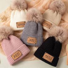 1 Stück klassischer einfarbiger Pompon-Strickhut, anpassbarer Familien-Strickhut, minimalistischer Stil Lederfleck, Lasergravur Name zeigt personalisiert, personalisierter Strickhut, Geschenk für Freundin/Ehemann, Jahrestags-Geschenk, Paar Pompon-Strickhut, warmer Begleiter für Herbst/Winter, geeignet für den täglichen Pendlerverkehr, warm und einzigartig, geeignet für Herbst/Winter Pendlerverkehr, Hinzufügen eines modischen Akzents, geeignet für Treffen mit Freunden, Kombination von Wärme und Dekoration, retro-dekorativer Strickhut, geeignet für retro-thematische Partys - Verschiedenfarbig - Übersicht 8