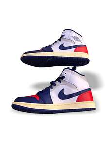 Air Jordan 1 Mid 男女通用运动鞋 篮球休闲中帮鞋款 清爽皮革鞋面 标志性配色 百搭球场街头日常款 白色 大学红 深皇家蓝 灰色 DQ8426-102 - 藍白紅 - 查看 3