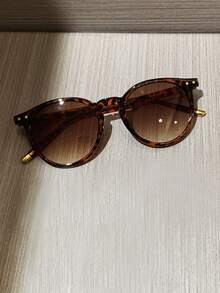 Kính râm thời trang nữ kiểu retro họa tiết da báo, gọng nhựa cổ điển, cần thiết cho kỳ nghỉ hè, phù hợp cho đi biển, lái xe và sử dụng hàng ngày. - Nhiều màu - Xem 2