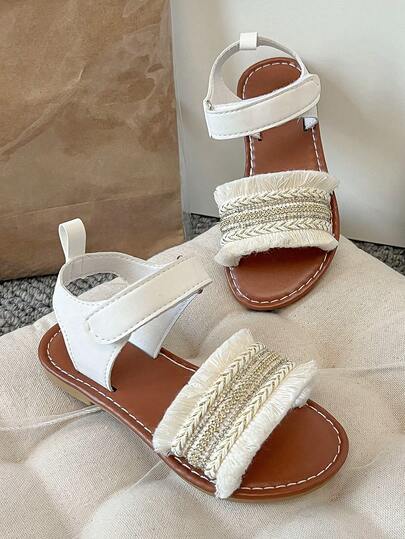 1 Pair White Tassel Woven Sequin Girls Sandals, Featuring Tassel Woven Sequin Decor, Gentle Style, Made Of Slip-Resistant And Durable PU Material, Low-Top Hook And Loop Flat Casual Sandals, Suitable For Daily School And Light Social Occasions In Summer
