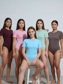 Set Of 5 Basic Women's Short-Sleeve Bodysuits – Neutral Colors. Fitted – Essential Basics. Comfortable And Fitted Design. Ideal For Casual And Modern Looks. Casual And Elegant. Fabric With Beads. Vacation. Daily Wear. Birthday Party. Travel. Bachelorette Party. Sports And Fitness. - 粉紅色 藍色 綠色 葡萄酒 咖啡 - 查看 5