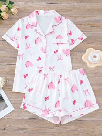 两件套女士睡衣套装，蝴蝶结和爱心印花，浪漫情人节礼物，舒适的衬衫领短袖上衣和宽松弹力短裤，适合派对、休闲户外和居家穿着。