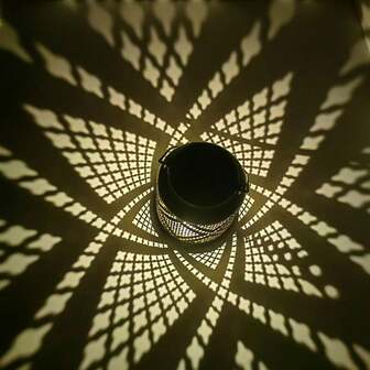 一件铁艺太阳能灯笼，采用六边形网格图案/几何雕刻设计，搭配格子投影/漫射光照明。适用于各种节日庆典。这款多功能太阳能灯笼可用于小型庆祝活动、营造派对氛围、作为装饰照明，也适用于派对、餐桌、卧室和其他节日场所。