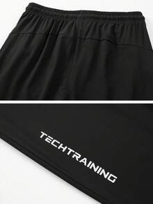 男士轻便运动裤，适合锻炼、跑步、训练，抽绳慢跑裤，适合春秋季户外慢跑和日常休闲穿着。