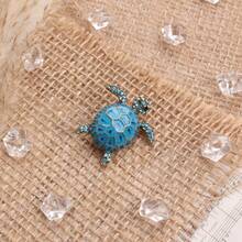 Turtle Brooch , Gold-Toned Craft With Blue & Red Enamel Shells, Clear Rhinestone Accents & Intricate Scale Detail, Adorable Nautical Statement Accessory For Fashion Enthusiasts, Ideal For Outfits, Bags & Styling - 藍色 - 查看 3