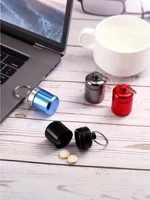 Caja de almacenamiento de llavero, contenedor de medicina de viaje portátil con llavero - Soporte compacto para vitaminas y suplementos, para llevar - Almacena de forma segura pastillas, vitaminas, suplementos, monedas, medicamentos - Cabe en bolso, billetera, bolsillo, mochila, coche - Adecuado para viajeros, personas que van y vienen del trabajo, trabajadores de oficina, estudiantes, personas mayores, entusiastas del fitness - Ideal para uso diario, viajes de negocios, viajes por carretera, sesiones de gimnasio, actividades al aire libre