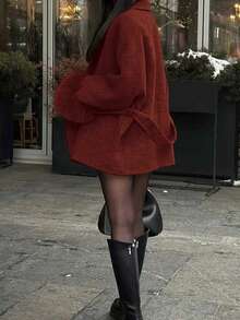 秋冬新款女士贵族风系带仿皮草袖外套，优雅羊毛质感面料，修身剪裁，和服式系带羊毛大衣。秋冬新款女士贵族风系带仿皮草袖外套，优雅羊毛质感面料，修身剪裁，和服式系带羊毛大衣。女士保暖仿羊毛面料大衣，V领，落肩长袖，系带设计，仿皮草袖口，系带腰身，优雅风格，适合秋冬穿着。 - 酒紅色 - 查看 11