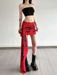 Minigonna aderente in poliestere rosso con stampa nera asimmetrica, gonna corta casual e sexy da donna con media elasticità, adatta per carnevali, spiaggia, palcoscenico e concerti