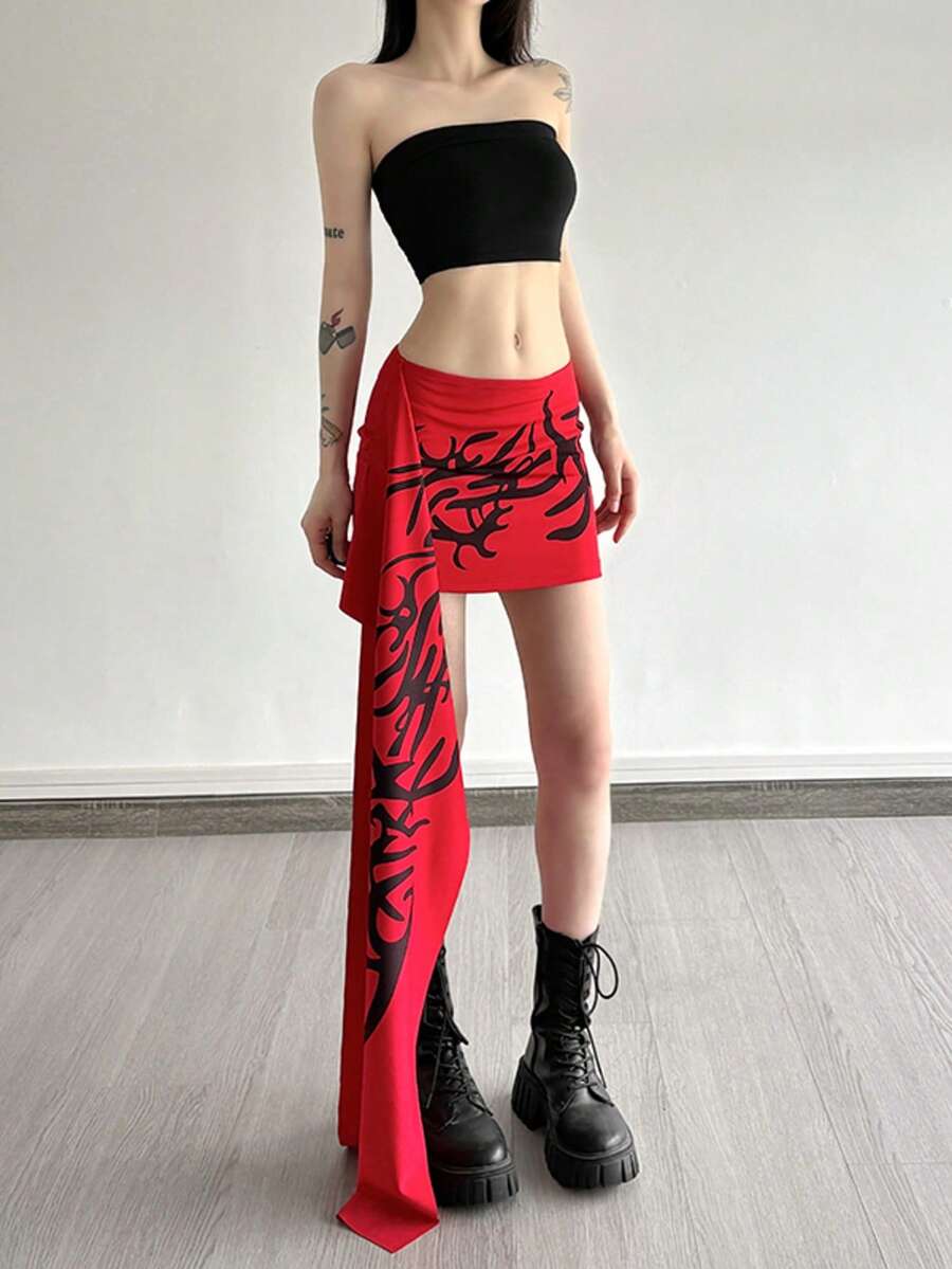 Minigonna aderente in poliestere rosso con stampa nera asimmetrica, gonna corta casual e sexy da donna con media elasticità, adatta per carnevali, spiaggia, palcoscenico e concerti