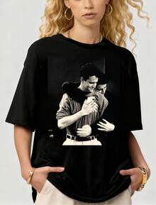 Retro-Style Friends Black & White Dual Hug Theme Retro Cotton Graphic Summer Short Sleeve Unisex T-Shirt - màu đen - Xem 1