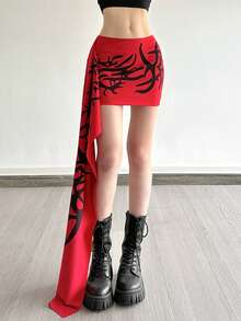 Minigonna aderente in poliestere rosso con stampa nera asimmetrica, gonna corta casual e sexy da donna con media elasticità, adatta per carnevali, spiaggia, palcoscenico e concerti