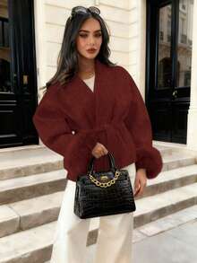 秋冬新款女士贵族风系带仿皮草袖外套，优雅羊毛质感面料，修身剪裁，和服式系带羊毛大衣。秋冬新款女士贵族风系带仿皮草袖外套，优雅羊毛质感面料，修身剪裁，和服式系带羊毛大衣。女士保暖仿羊毛面料大衣，V领，落肩长袖，系带设计，仿皮草袖口，系带腰身，优雅风格，适合秋冬穿着。 - 酒紅色 - 查看 10