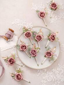 زهور اصطناعية بوتونييرة مع دبابيس للرجال ، بوتونييرة للعريس والوصيف والضيوف ، زهور اصطناعية لديكور الزفاف / الحفلات الرسمية / الحفلات المدرسية ، إلخ. بوتونييرة وردية للرجال في حفلات الزفاف للعريس والوصيف وحفلات الزفاف والذكرى السنوية والعشاء الرسمي والحفلات والحفلات المدرسية ، ديكور الزفاف المنزلي البوهيمي ، اكسسوارات عيد الحب - بوتونيير وردي غباري - مشاهدة 4