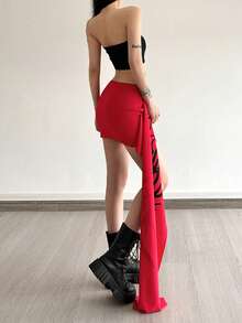 Minigonna aderente in poliestere rosso con stampa nera asimmetrica, gonna corta casual e sexy da donna con media elasticità, adatta per carnevali, spiaggia, palcoscenico e concerti