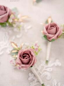 زهور اصطناعية بوتونييرة مع دبابيس للرجال ، بوتونييرة للعريس والوصيف والضيوف ، زهور اصطناعية لديكور الزفاف / الحفلات الرسمية / الحفلات المدرسية ، إلخ. بوتونييرة وردية للرجال في حفلات الزفاف للعريس والوصيف وحفلات الزفاف والذكرى السنوية والعشاء الرسمي والحفلات والحفلات المدرسية ، ديكور الزفاف المنزلي البوهيمي ، اكسسوارات عيد الحب - بوتونيير وردي غباري - مشاهدة 3