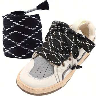 1双黑色格子鞋带，宽2.5厘米，菱形网格设计，适用于运动鞋、休闲鞋、帆布鞋。