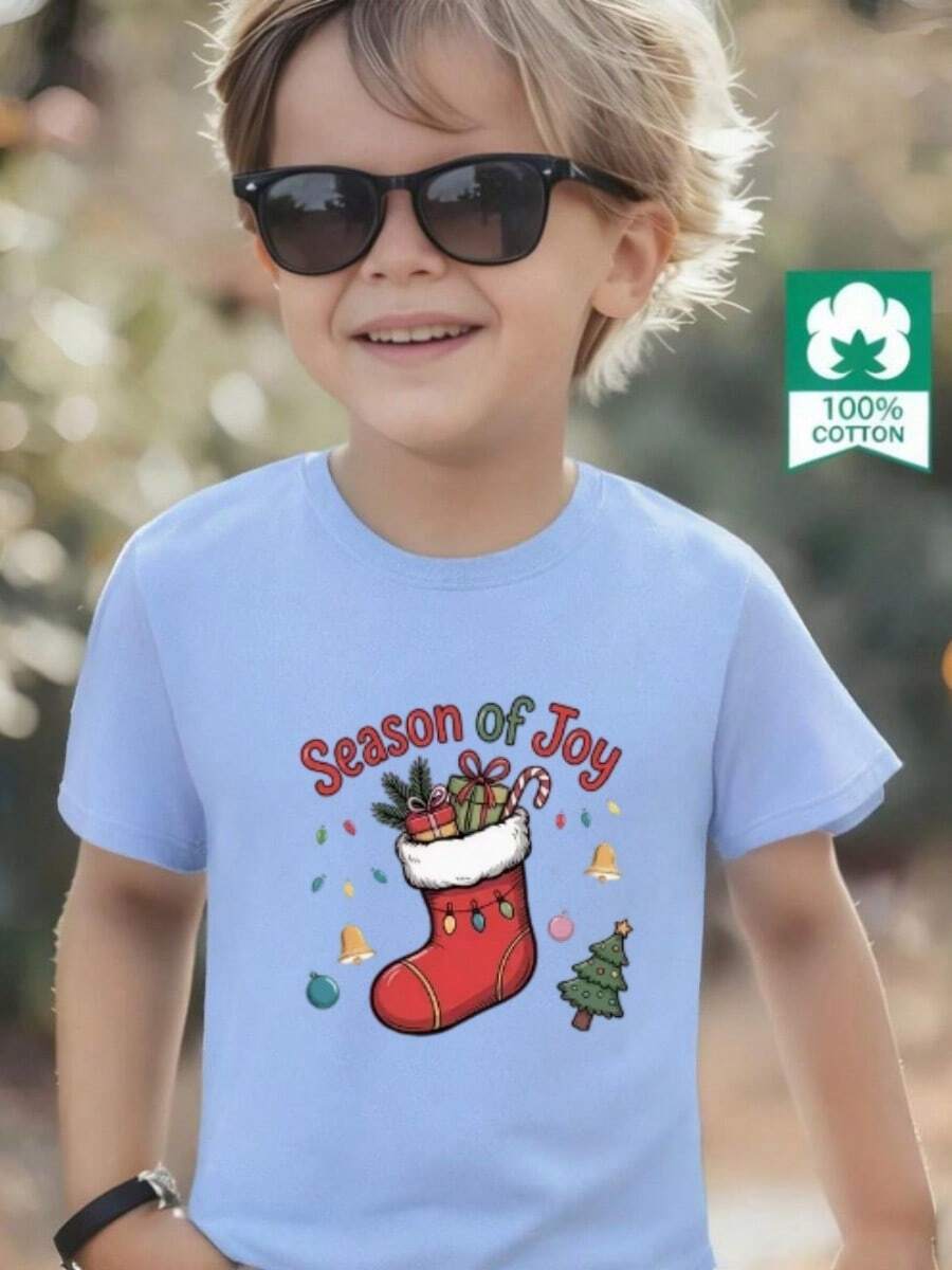 Esta nueva camiseta de manga corta para niño está hecha 100 % de algodón y luce un elegante estampado de calcetines navideños, lo que la convierte en una opción versátil e informal. Su tejido suave y agradable al tacto protege la delicada piel de los niños, permitiéndoles moverse con libertad y comodidad durante reuniones familiares, eventos escolares o juegos al aire libre. - Azul - View 1