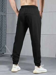 男士轻便运动裤，适合锻炼、跑步、训练，抽绳慢跑裤，适合春秋季户外慢跑和日常休闲穿着。