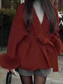 秋冬新款女士贵族风系带仿皮草袖外套，优雅羊毛质感面料，修身剪裁，和服式系带羊毛大衣。秋冬新款女士贵族风系带仿皮草袖外套，优雅羊毛质感面料，修身剪裁，和服式系带羊毛大衣。女士保暖仿羊毛面料大衣，V领，落肩长袖，系带设计，仿皮草袖口，系带腰身，优雅风格，适合秋冬穿着。 - 酒紅色 - 查看 3