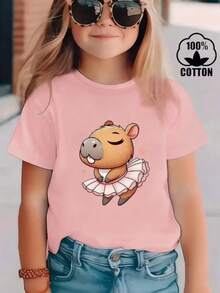 Esta nueva camiseta de manga corta para niñas, 100% algodón, luce modernos estampados de Ballet de capibara, informal y versátil. Confeccionada con un tejido suave y delicado con la piel, es suave con la piel sensible de tu hija, permitiéndole libertad de movimiento y comodidad durante reuniones familiares, actividades escolares o juegos al aire libre. - Rosa - Ver 1