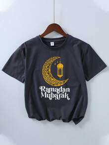 Kaos Anak Laki-Laki Kasual Longgar dengan Motif Teks Arab dan Lentera Bulan Sabit, Lengan Pendek, Kerah Bulat - Cocok untuk Sekolah, Aktivitas Luar Ruangan, Pakaian Musim Semi/Panas, dan Liburan Ramadan - Dark Grey - View 2