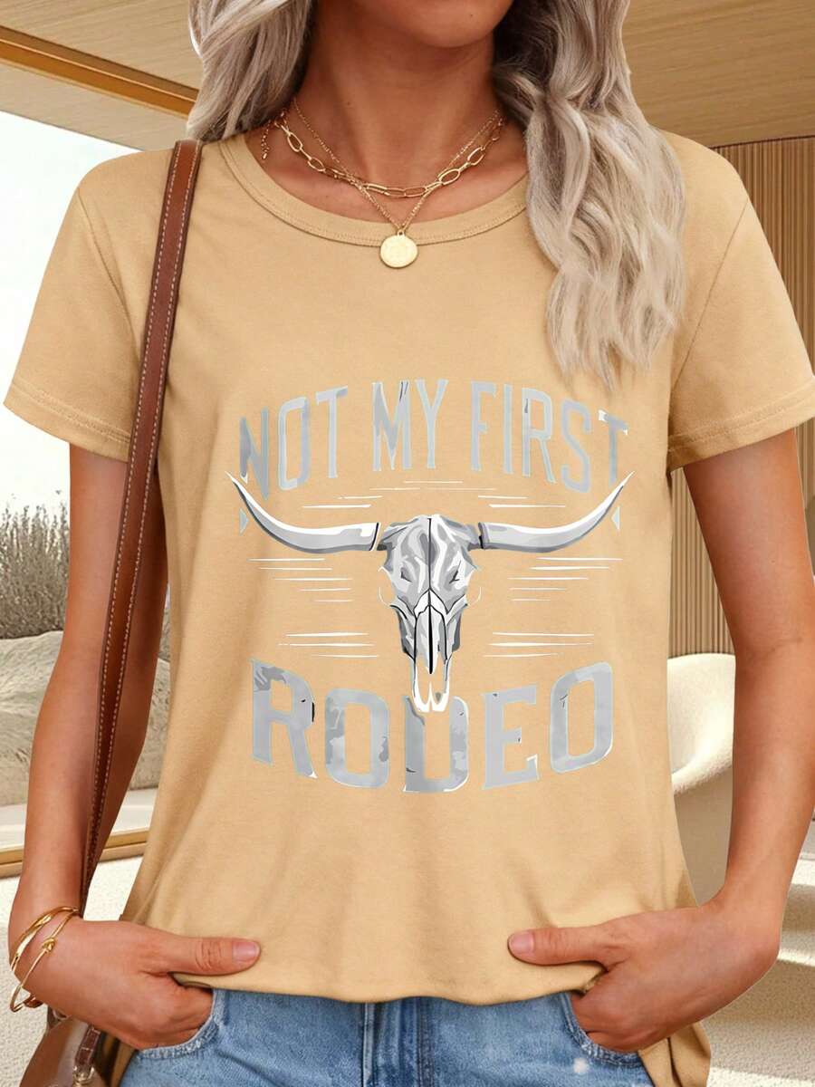 Camiseta de con Estampado de Cráneo de Toros y Texto Not My First Rodeo para Estilo Casual y Eventos al Aire Libre - Caqui - Ver 1