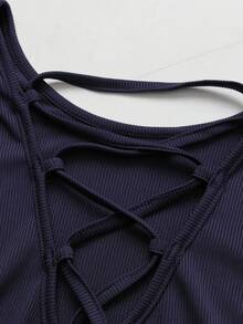 Váy chữ A màu xanh navy thanh lịch cỡ lớn dành cho nữ, dáng ôm, cổ tròn, tay dài loe, thiết kế buộc dây hở lưng độc đáo. Làm từ vải dệt kim gân thoải mái, dài đến đầu gối. - Màu xanh hải quân - Xem 3