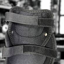 Un par de protectores de rodilla para motocicleta urbana, protectores de rodilla para ciclismo al aire libre, protectores de rodilla para carretera, protectores de rodilla para motocicleta, liberación rápida en un segundo, resistentes a golpes y al desgaste, con material de amortiguación incorporado, se ajustan a la curva de la rodilla, tela suave, versión duradera, ajuste envolvente, elasticidad ajustable, aptos para diferentes tipos de cuerpo. - oscuro - Ver 2