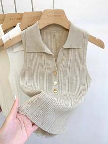 一件女士法式金色纽扣 Polo 领针织无袖短款吊带背心，可单穿或作为内搭。