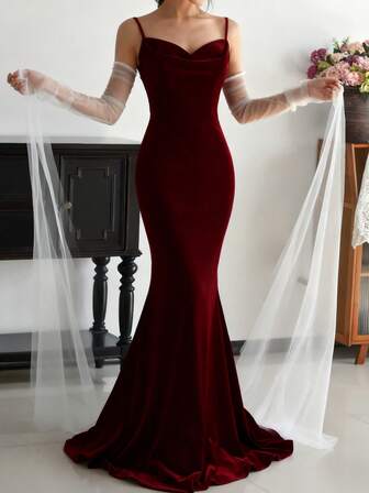 一对飘逸的长款薄纱新娘袖，简约优雅，适合女性舞台表演、宴会、舞会等场合。