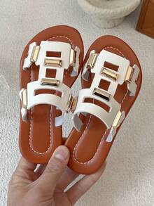 Estos zapatos de niña combinan un diseño de hebilla de metal hueco con un estilo cómodo (centrado en la comodidad, decorado con hebillas de metal dorado hueco blanco). La parte superior está hecha de material de PU, antideslizante y resistente al desgaste, con un diseño plano de corte bajo. Adecuado para uso diario como salidas de fin de semana. - Blanco - Ver 5
