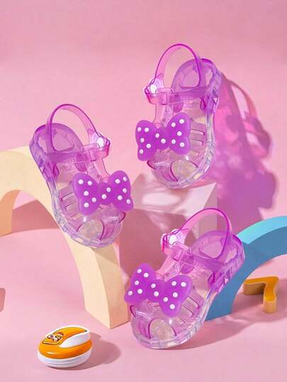 夏季新款可爱水晶果冻凉鞋，卡通蝴蝶装饰，甜美公主风。舒适透气，适合海滩和日常穿着。适合幼儿穿着，鞋头封闭。