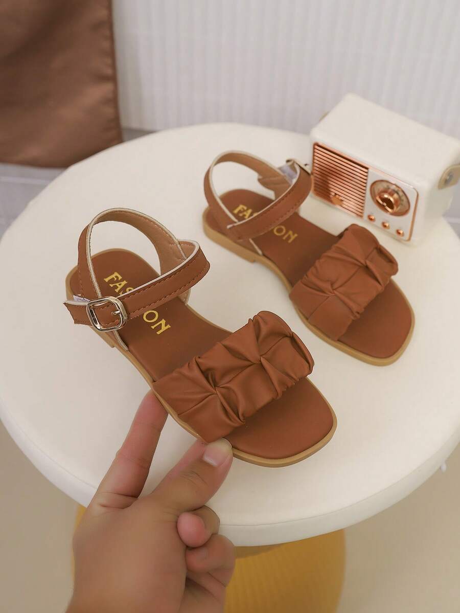 Children's Fashion Sandals. Summer New Style, Fashionable And Multi-Purpose Beach Sandals. Stylish And Versatile.