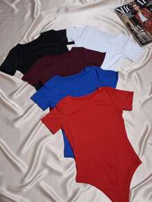 Set Of 5 Basic Women's Short-Sleeve Bodysuits – Neutral Colors. Fitted – Essential Basics. Comfortable And Fitted Design. Ideal For Casual And Modern Looks. Casual And Elegant. Fabric With Beads. Vacation. Daily Wear. Birthday Party. Travel. Bachelorette Party. Sports And Fitness. - 紅 黑 藍 酒 白 - 查看 3