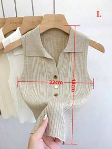 一件女士法式金色纽扣 Polo 领针织无袖短款吊带背心，可单穿或作为内搭。