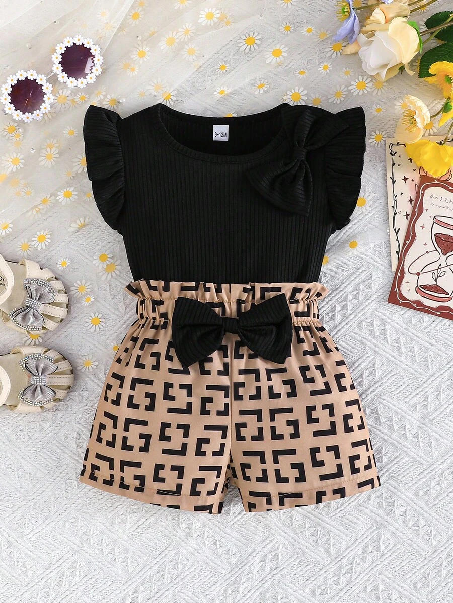 Bộ 2 món cho bé gái, áo tay ngắn có nơ và quần short in họa tiết tối giản, thích hợp mặc ngoài trời vào mùa hè. - màu đen - Xem 1