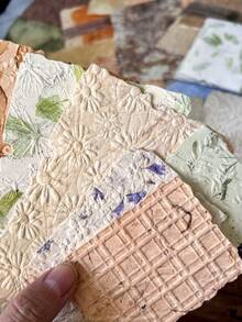 28 piezas/paquete Papel de textura natural con relieve, papel decorativo, estilo Ins, se puede usar para escribir, papel de notas adhesivas, adecuado para diarios y diarios hechos a mano, decoración de impurezas, regalos de regreso a la escuela, regalos del Día de San Valentín y Año Nuevo, papel base decorativo DIY, regalos festivos, materiales de collage hechos a mano, planificación de scrapbook personalizada y productos de papelería escolar creativos