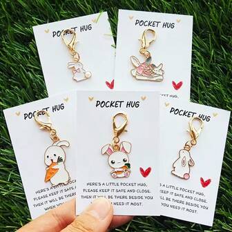 Set de 5 llaveros con conejos y rábanos en diferentes estilos, con tarjeta de corazón rojo - Conejitos lindos adecuados para regalos de Pascua, Día de San Valentín, fiestas de cumpleaños, pequeños regalos de suerte y adorables llaveros con conejos