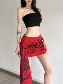 Minigonna aderente in poliestere rosso con stampa nera asimmetrica, gonna corta casual e sexy da donna con media elasticità, adatta per carnevali, spiaggia, palcoscenico e concerti