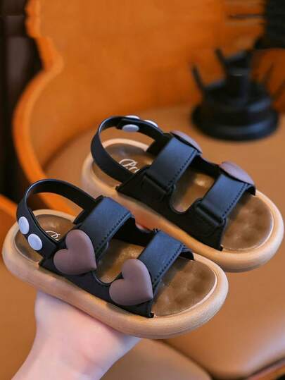 1双女童凉鞋，2026夏季新款：鞋面饰有爱心图案，藏青色+黑色，浅棕色鞋底，可爱休闲风格